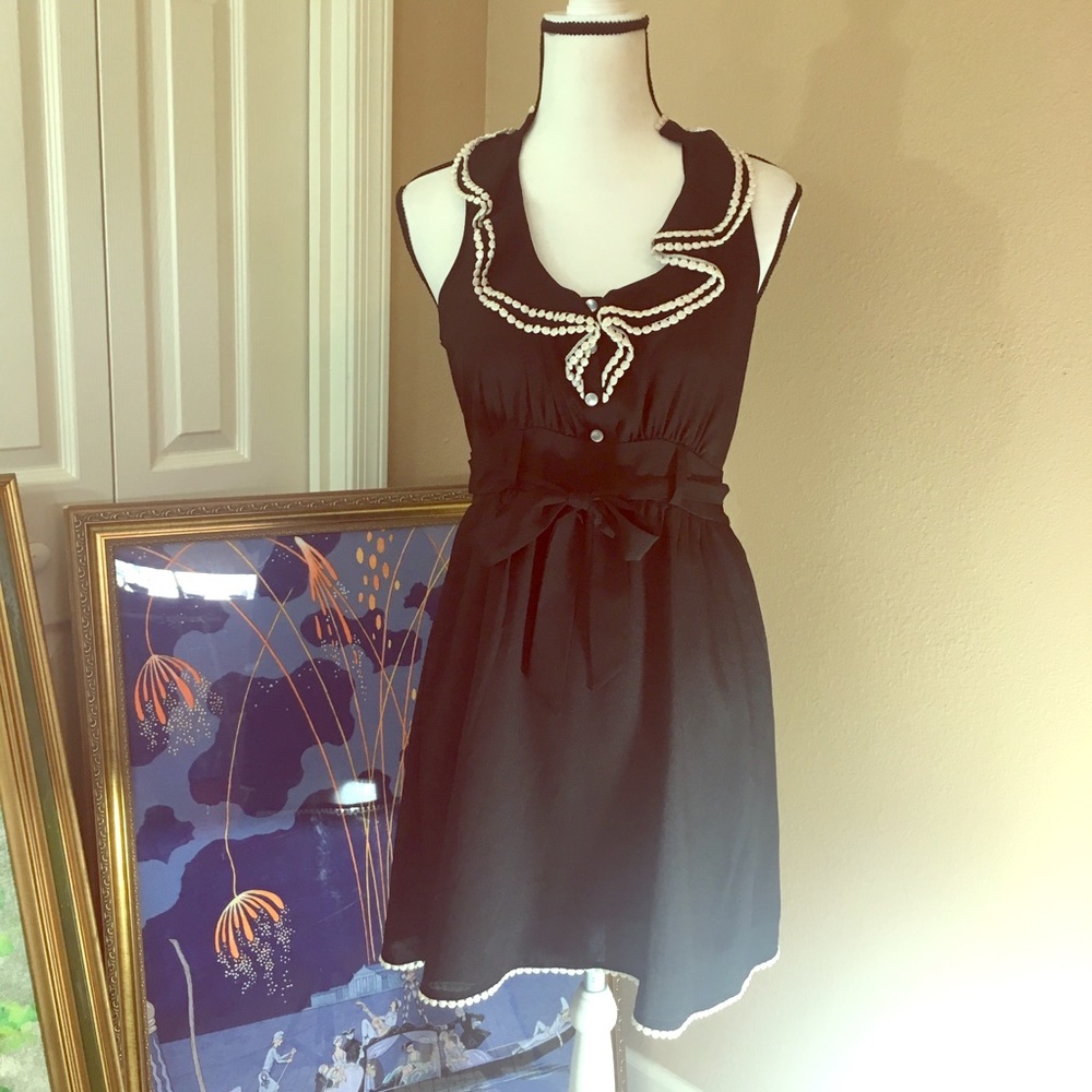 Black sleeveless dress medium white trim w/ belt